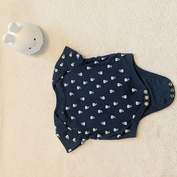 *4/$20* Two short sleeved bodysuits Baby Gap and JoeFresh size 0-3months - Picture 3 of 6